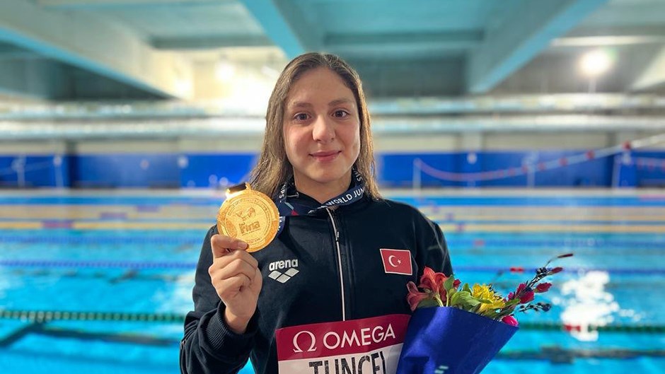 Avrupa Gençler Yüzme Şampiyonası’nda Merve Tuncel’den altın madalya