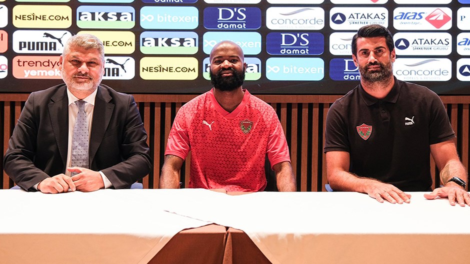 Hatayspor’un yeni transferi Didier Lamkel Ze imzayı attı