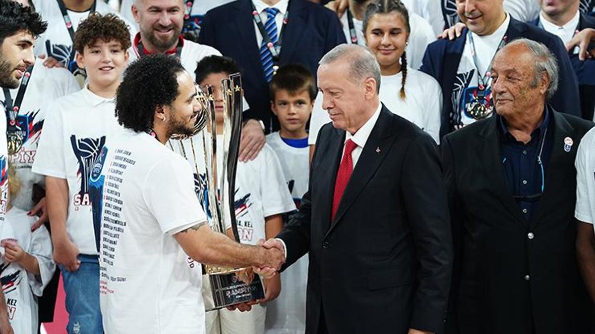 Anadolu Efes’e 37. Erkekler Cumhurbaşkanlığı Kupası’nı Cumhurbaşkanı Erdoğan verdi