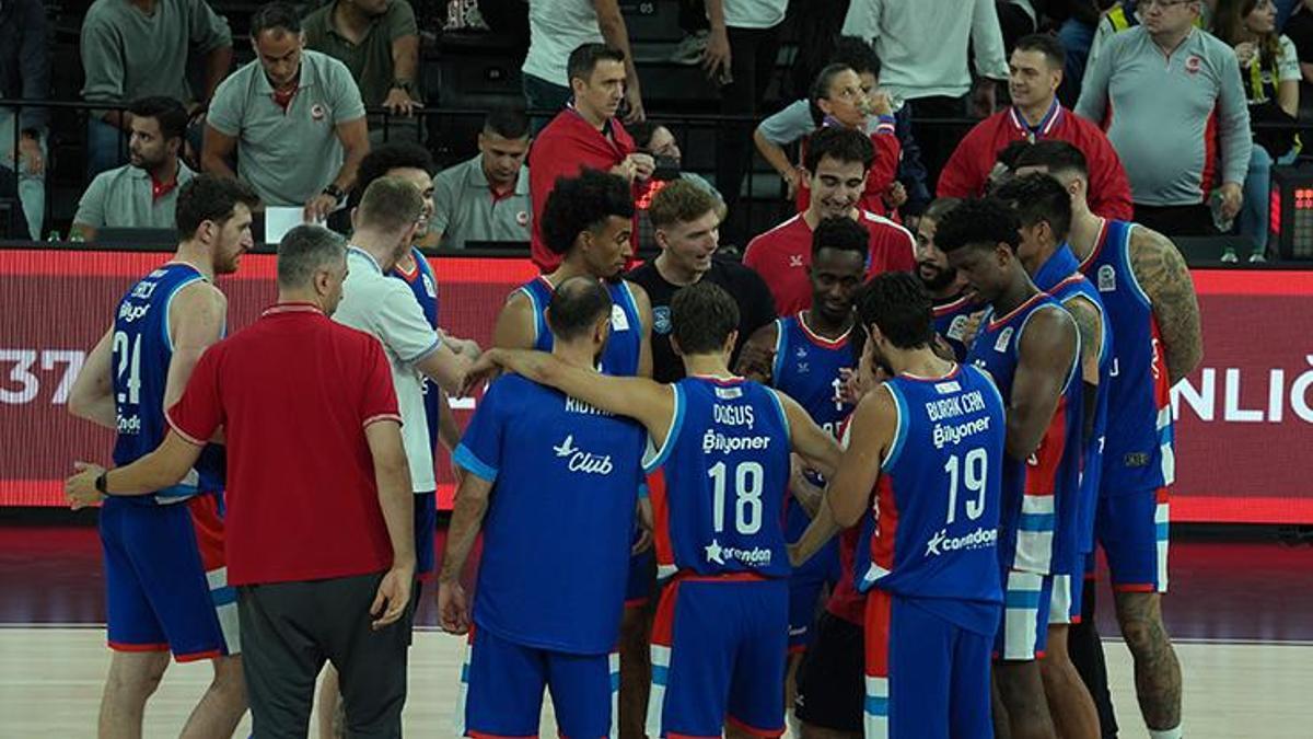 Anadolu Efes’te Ercan Osmani ve Doğu Özdemiroğlu’nun kupa sevinci